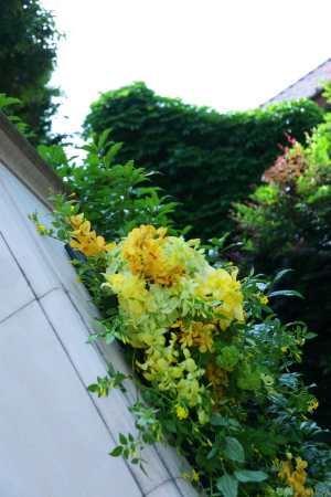 初夏の装花 3種の蘭の門柱装花 シェ松尾松濤レストラン様のウェディングへ_a0042928_21092744.jpg