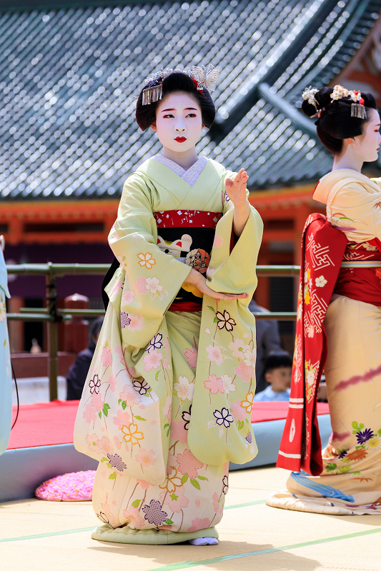 平安神宮例祭翌日祭　奉納舞踊・祇園小唄（祇園甲部　豆純さん、豆こまさん、朋子さん）_f0155048_160291.jpg