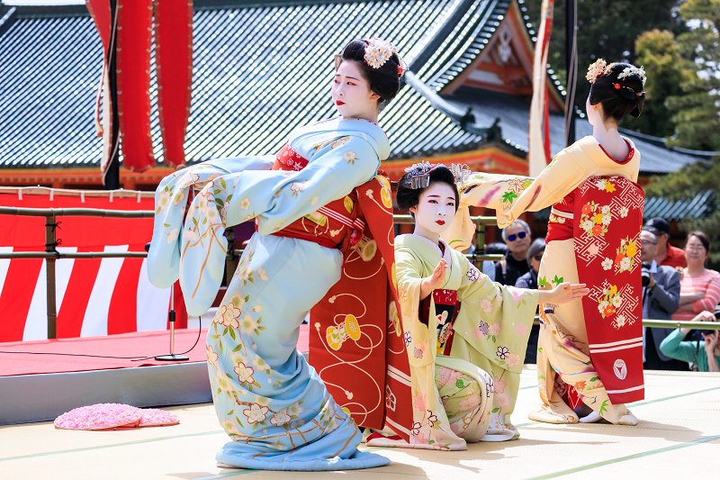 平安神宮例祭翌日祭　奉納舞踊・祇園小唄（祇園甲部　豆純さん、豆こまさん、朋子さん）_f0155048_1612490.jpg