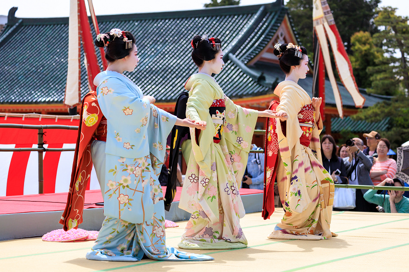 平安神宮例祭翌日祭　奉納舞踊・祇園小唄（祇園甲部　豆純さん、豆こまさん、朋子さん）_f0155048_1613231.jpg