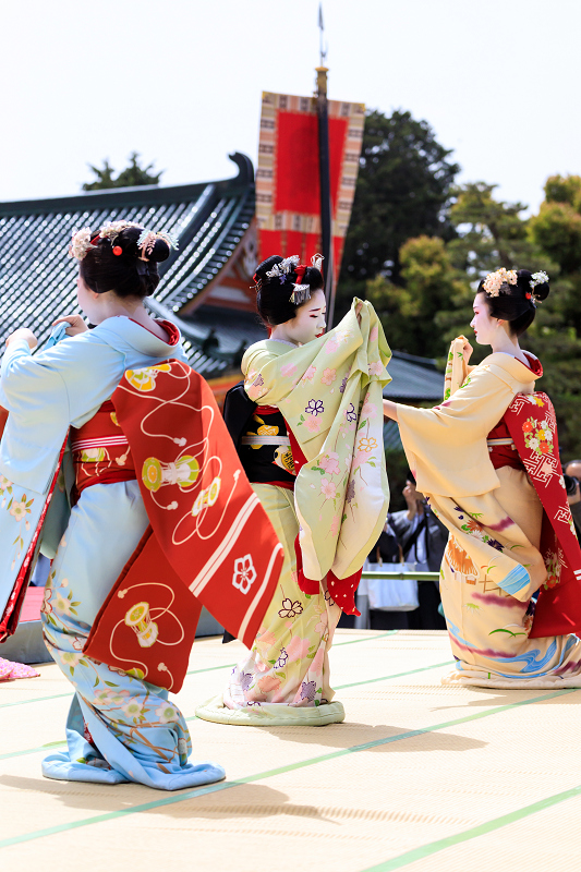 平安神宮例祭翌日祭　奉納舞踊・祇園小唄（祇園甲部　豆純さん、豆こまさん、朋子さん）_f0155048_1622166.jpg