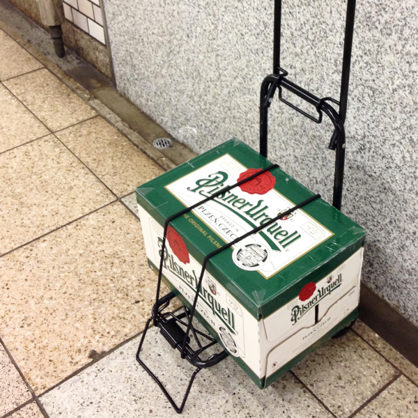 ピルスナーウルケルをうっかり箱買いして、地下鉄で自宅まで運ぶのタイヘン_c0060143_09260118.jpg