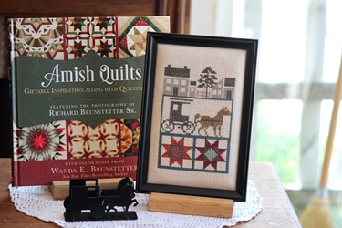 アーミッシュの刺繍フレームと洋書「Amish Quilts」_f0161543_16331014.jpg
