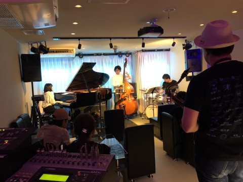 Jazzlive comin 広島 本日15日火曜日のジャズライブ_b0115606_11393268.jpeg