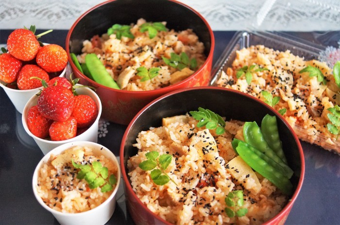 ■ケータリング料理② 【中華風竹の子の炊き込みご飯】 豚肉とトマト入りです♪】＆菜園採り苺_b0033423_00345736.jpg