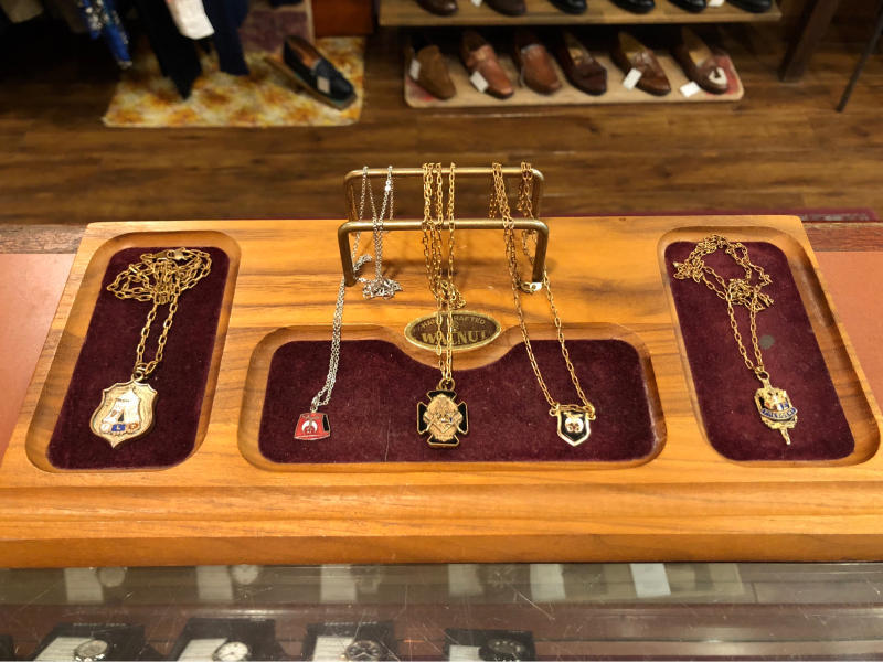 本日2回目のブログ フリーメイソンや秘密結社のネックレス ショートパンツなどなど 町田の古着屋ultrabo ウルトラボ Staff Blog