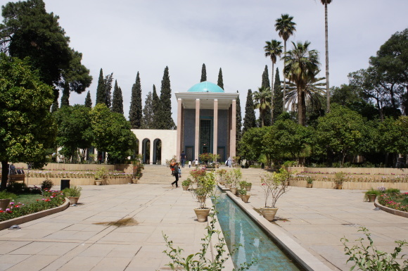 イランの旅 サーディ廟 ハーフェズ廟とエラム庭園 オートクチュールの旅日記 イランの旅 サーディ廟 ハーフェズ廟とエラム庭園 オートクチュールの旅日記