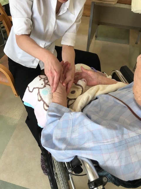 母の日のハンドマッサージ_b0159098_17300442.jpg