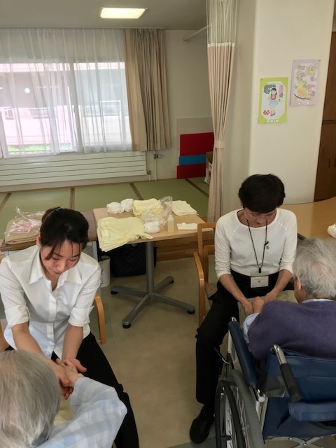 母の日のハンドマッサージ_b0159098_17333320.jpg
