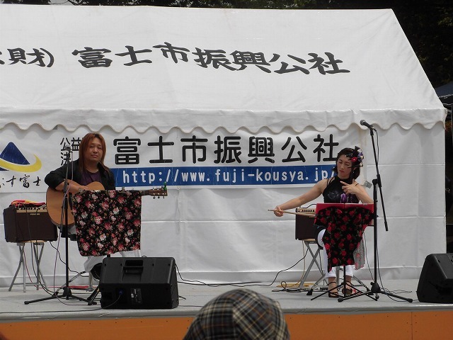 大雨の直前 中央公園で「ばら祭り」と「富士山オールドカーフェスタ」_f0141310_07155387.jpg