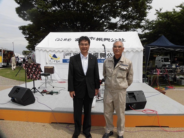 大雨の直前 中央公園で「ばら祭り」と「富士山オールドカーフェスタ」_f0141310_07170093.jpg