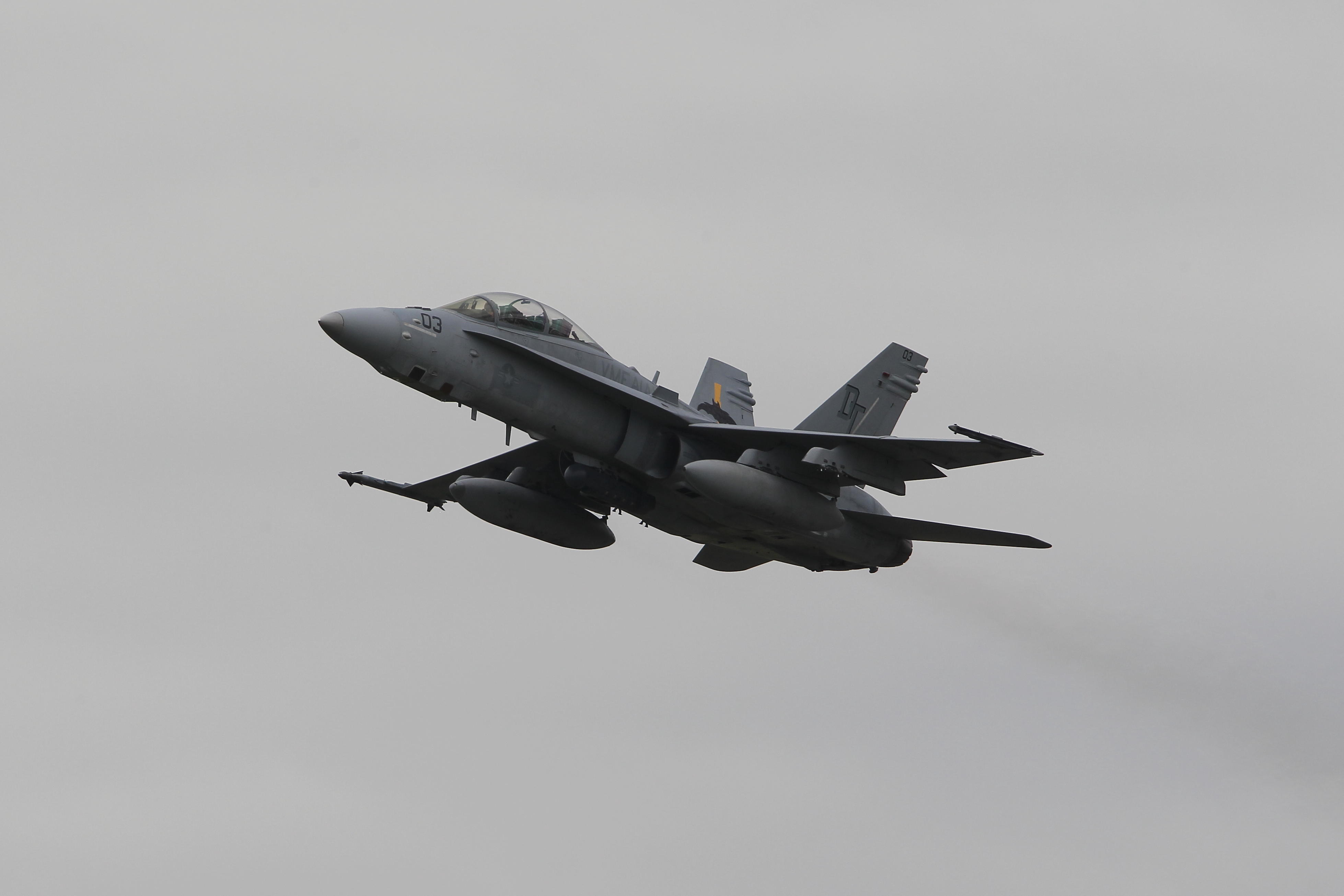 2018年５月１９日　今日の厚木基地　ＶＭＦＡ－２４２  Slasher＆Profane_e0397090_19001381.jpg