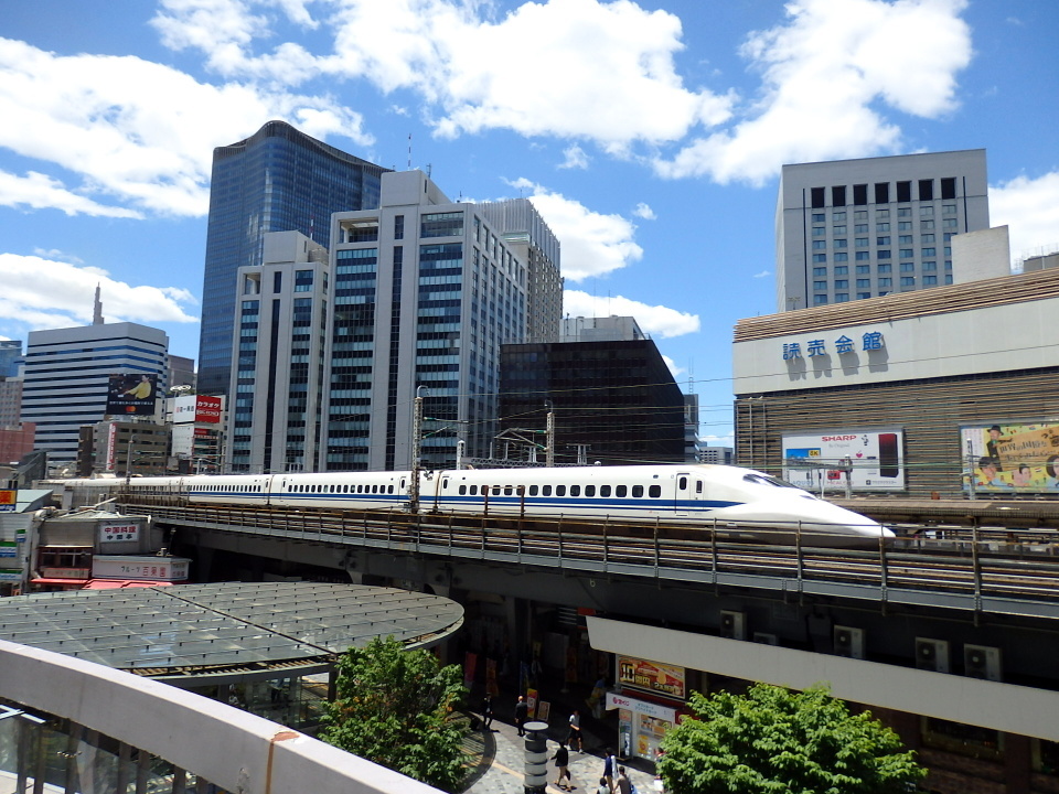 青空のテラスで新幹線を愛でる_a0275468_23272654.jpg