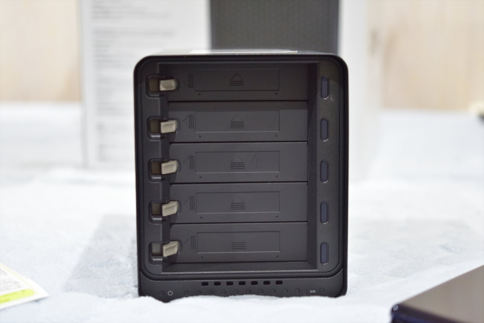 Drobo 5D3 外付けHDDケース Amazon.co.jp: 【日本正規代理店品】Drobo 5D3 外付けHDDケース