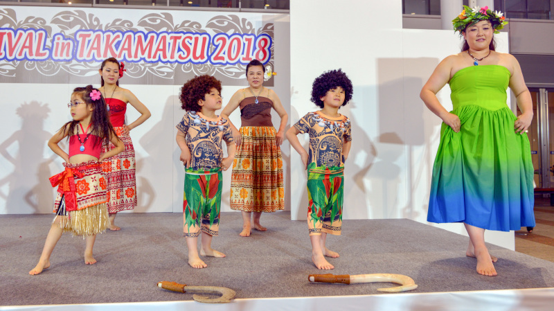 アロハフェスティバル in 高松 2018 ⑨ 大いに無理はあるが最前列の端に座って構えた ③_d0246136_15283387.jpg