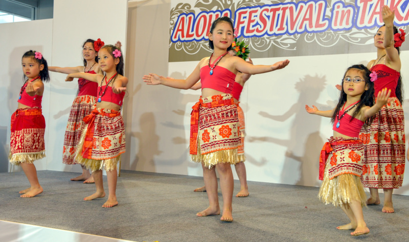 アロハフェスティバル in 高松 2018 ⑨ 大いに無理はあるが最前列の端に座って構えた ③_d0246136_15291638.jpg