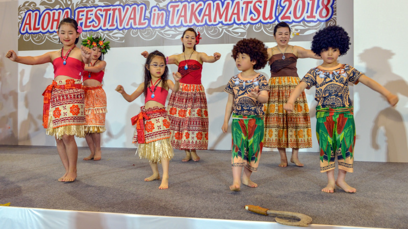 アロハフェスティバル in 高松 2018 ⑨ 大いに無理はあるが最前列の端に座って構えた ③_d0246136_15293422.jpg