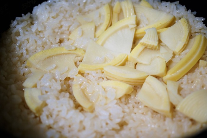 ■【菜園グリンピースと 竹の子の炊き込みご飯】 バター正油味で　香ばしくて滅茶美味です♪_b0033423_00160209.jpg