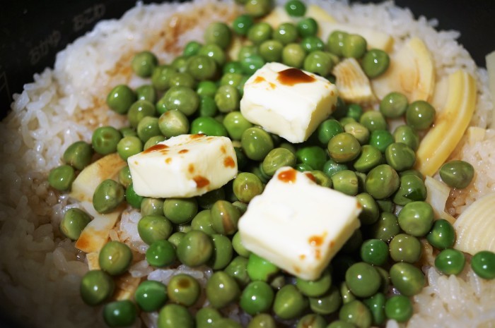 ■【菜園グリンピースと 竹の子の炊き込みご飯】 バター正油味で　香ばしくて滅茶美味です♪_b0033423_00164380.jpg