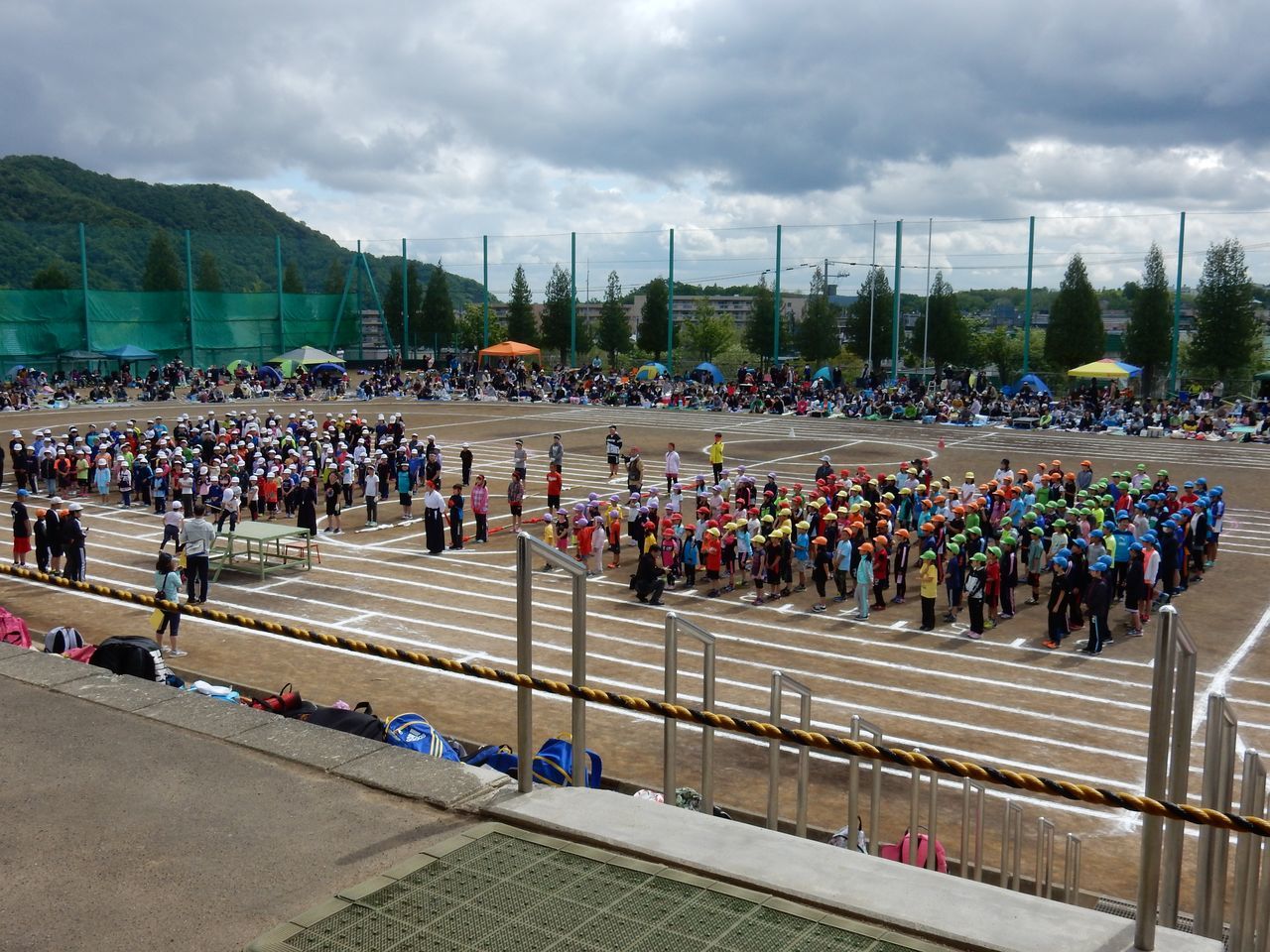 時折強くなる日差しだが最高気温は15℃にならない中、運動会_c0025115_22140294.jpg