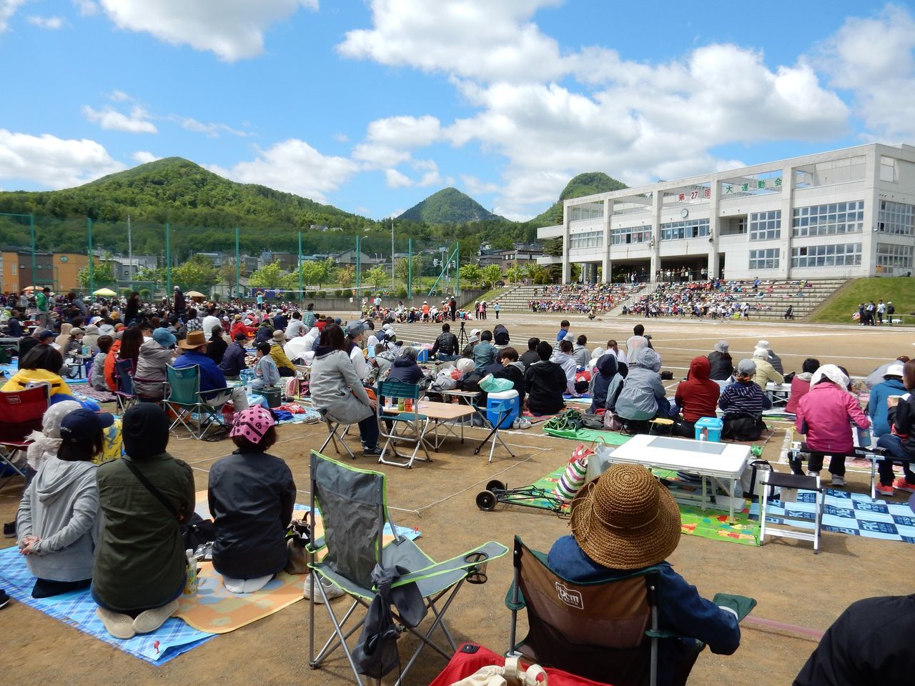 時折強くなる日差しだが最高気温は15℃にならない中、運動会_c0025115_22181097.jpg