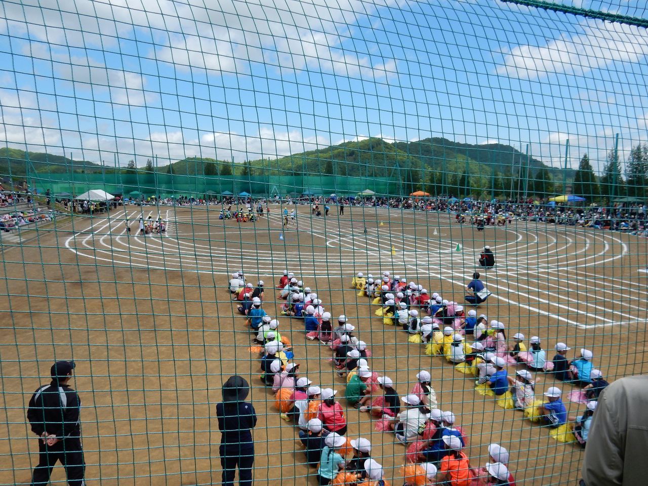 時折強くなる日差しだが最高気温は15℃にならない中、運動会_c0025115_22181418.jpg