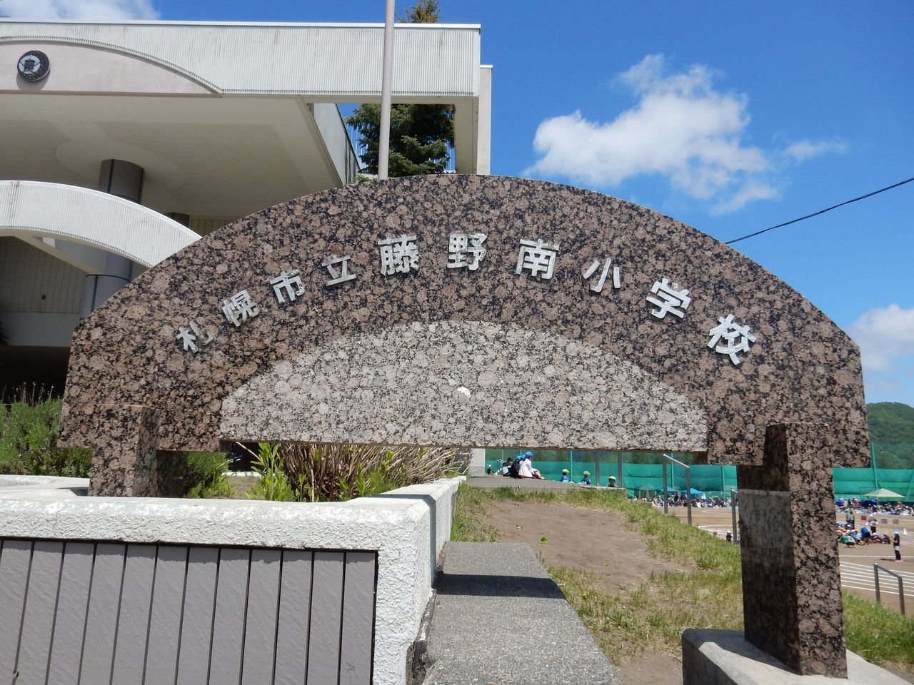 時折強くなる日差しだが最高気温は15℃にならない中、運動会_c0025115_22182379.jpg