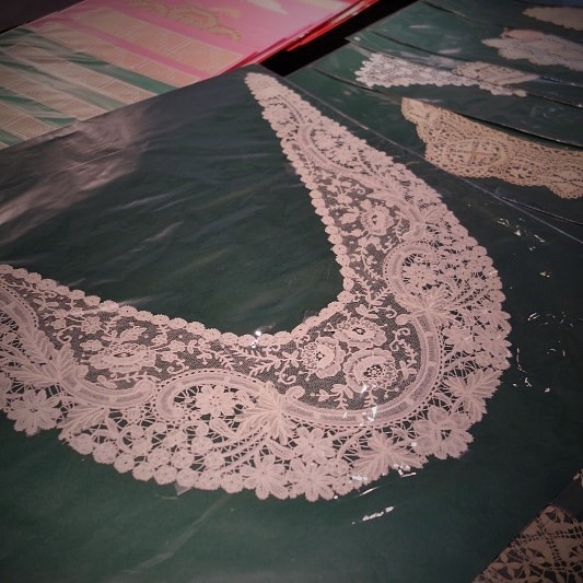 Antique Lace 細密な手仕事が織りなすレースの世界 展 始まりました♫_b0232919_16254929.jpg
