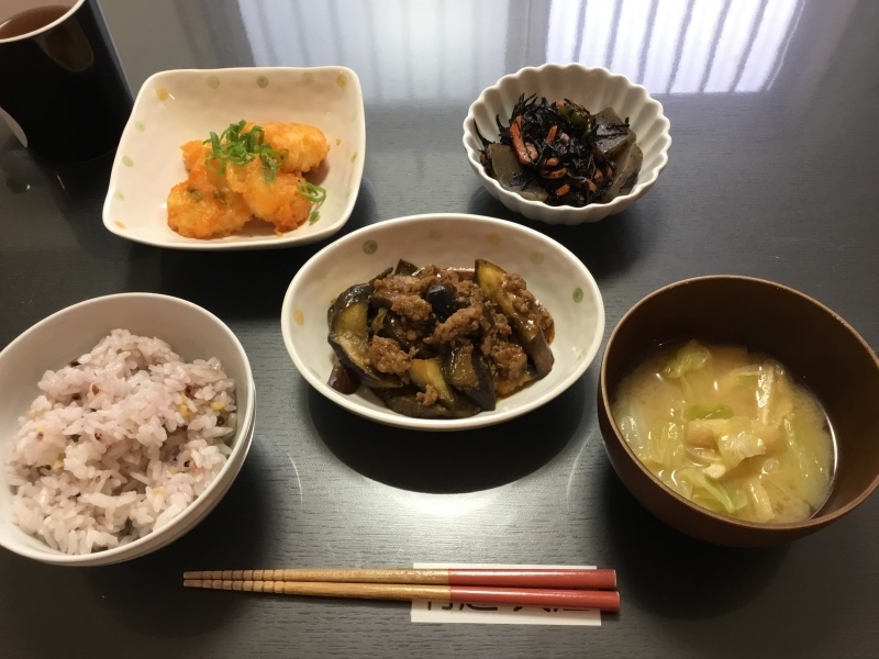 しらゆり荘夕食 麻婆茄子 ひじき煮 イカのチリソース_c0357519_18043049.jpeg