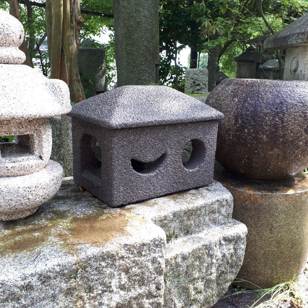 豊島石の灯篭 : 笑う門には福来る
