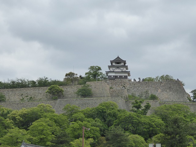 丸亀は日本一高い石垣のお城と讃岐うどんじゃ～♪　香川ノープランひとり旅♪_b0287088_16071370.jpg