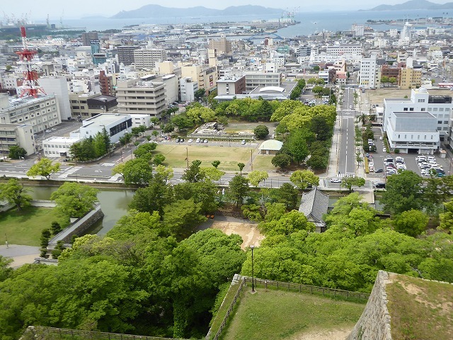 丸亀は日本一高い石垣のお城と讃岐うどんじゃ～♪　香川ノープランひとり旅♪_b0287088_16161701.jpg