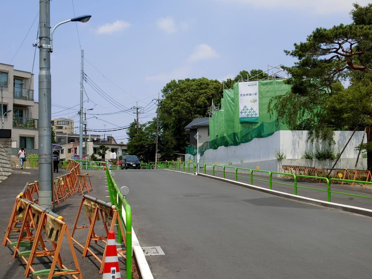 石神井公園駅南口の都市計画道路 黄色い電車に乗せて 石神井公園駅南口の都市計画道路 黄色い電車に乗せて