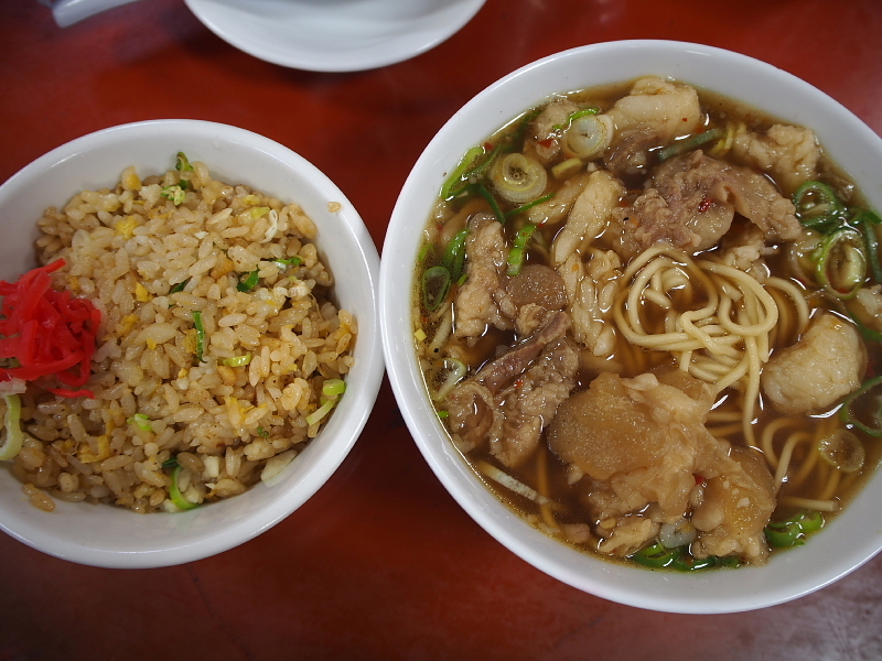 【これは矢場い!】味仙 矢場町の「ホルモンラーメンとニンニクチャーハン」_b0008655_11080655.jpg