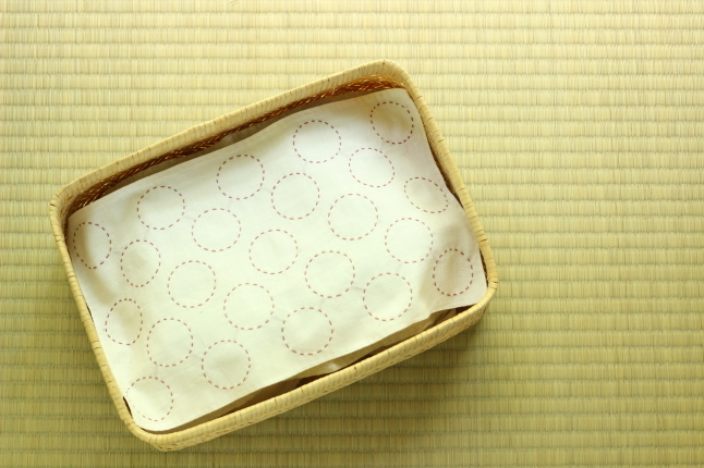 茜染めの糸を使った、水玉模様の刺し子ふきん_f0354014_14374550.jpg