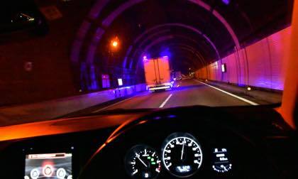 深夜の北陸道....いつもの風景.....走ってるのは長距離トラック...._b0194185_21384588.jpg