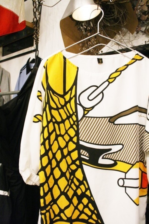 ジャンプ展！！(ヨーロッパ買い付け後記無し)　入荷レディース　柄ものブラウス_f0180307_02182692.jpg