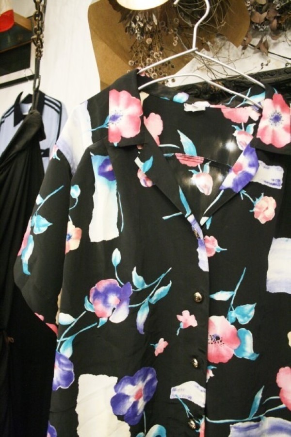 ジャンプ展！！(ヨーロッパ買い付け後記無し)　入荷レディース　柄ものブラウス_f0180307_02245041.jpg