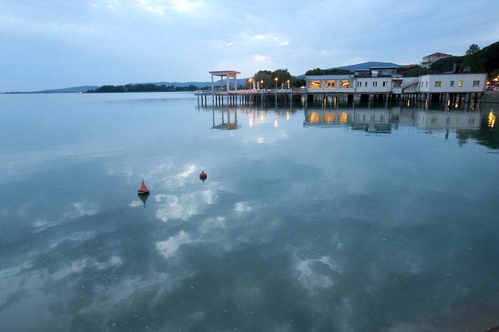 水鏡 青い湖 雲間からのぞく満月 トラジメーノ湖_f0234936_716373.jpg