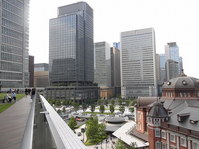 白い敷石に赤レンガの東京駅が映える! 昨年末に完成した東京駅「丸の内駅前広場」_f0141310_07472628.jpg