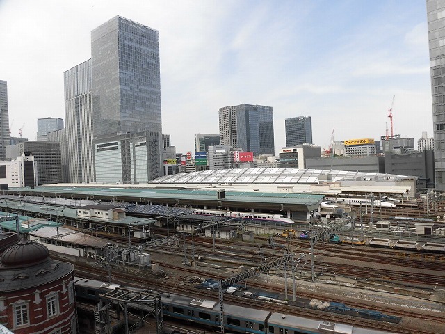 白い敷石に赤レンガの東京駅が映える! 昨年末に完成した東京駅「丸の内駅前広場」_f0141310_07473554.jpg
