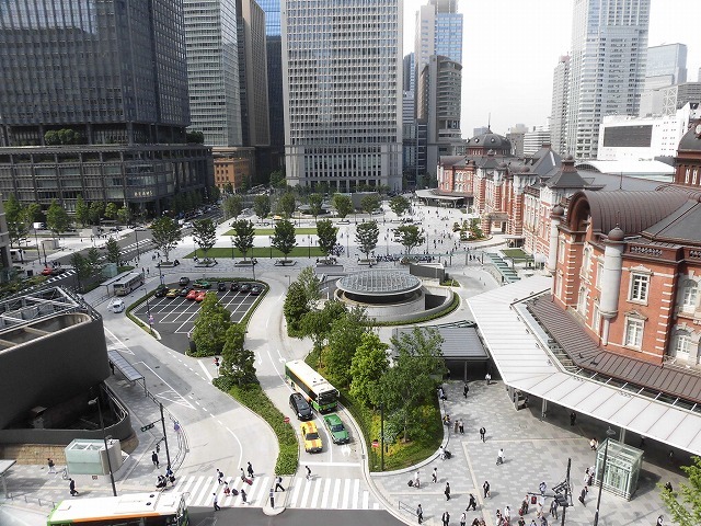 白い敷石に赤レンガの東京駅が映える！　昨年末に完成した東京駅「丸の内駅前広場」_f0141310_07474453.jpg