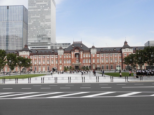 白い敷石に赤レンガの東京駅が映える! 昨年末に完成した東京駅「丸の内駅前広場」_f0141310_07480496.jpg