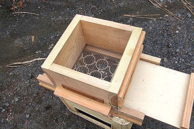 人気が高い 日本蜜蜂巣箱スライド巣門 巣・巣箱