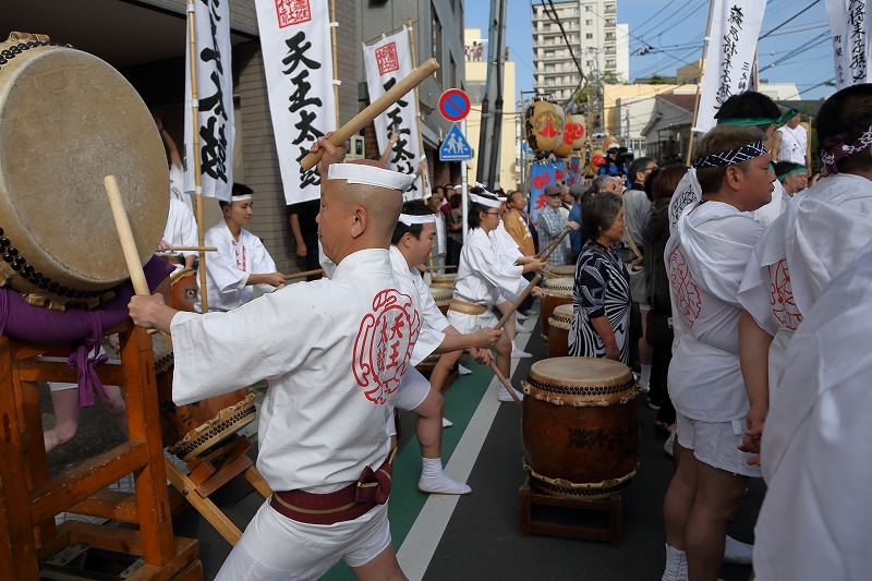 祭神も　　振り起こされる　　神輿かな　（素戔嗚神社、天王祭）　　_b0291402_07470728.jpg