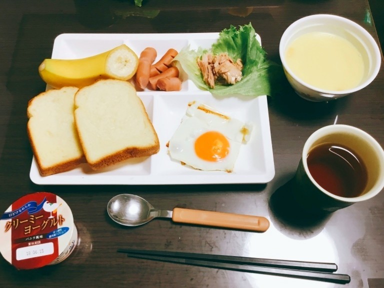 ひまわり荘 朝食 パン ツナサラダ 目玉焼き コーンポタージュ ウィンナー ヨーグルト バナナ 今日の献立