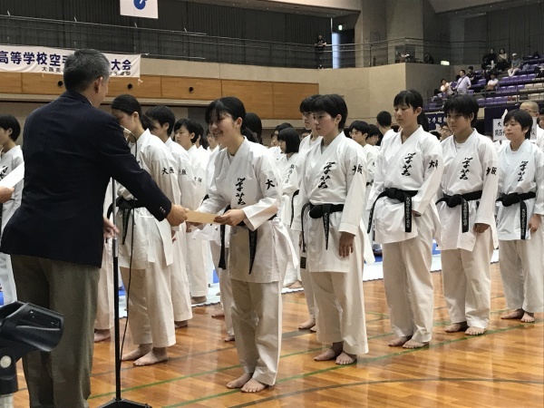 女子団体組手･個人組手で優勝!!　 インターハイ大阪府予選_e0238098_18190949.jpg