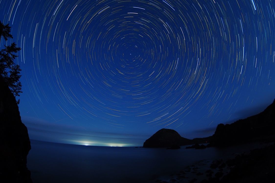 星明りに浮かぶ巨大岩のシルエット 佐渡 大野亀 宇宙はデカイな ２０１８佐渡紀行 １ 私のデジタル写真眼