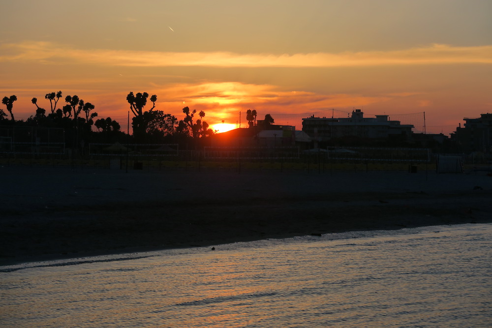 夕どきのリミニ浜辺で海開き_f0234936_6455446.jpg