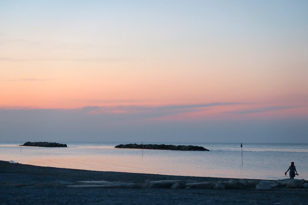 夕どきのリミニ浜辺で海開き_f0234936_652630.jpg